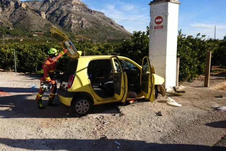 Tres heridos en un choque entre dos coches en Tavernes de la Valldigna