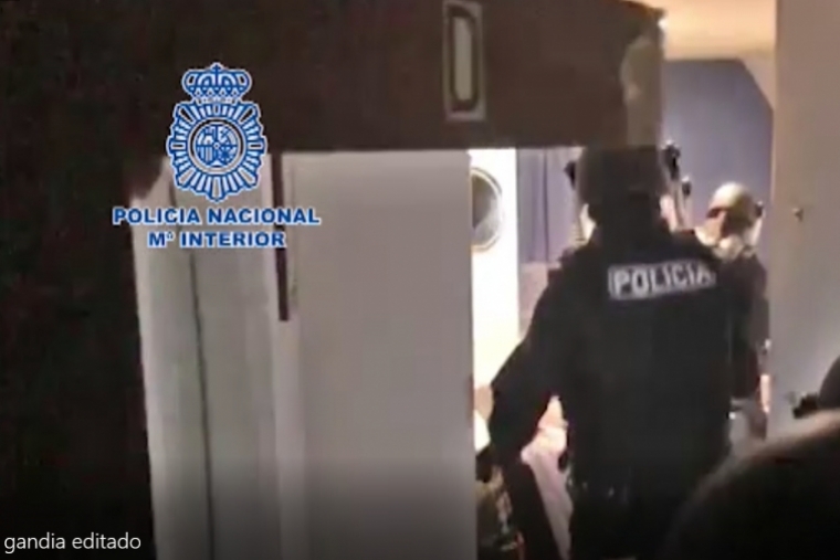 Gandia: Policía asalta vivienda y evita que una persona se quite la vida