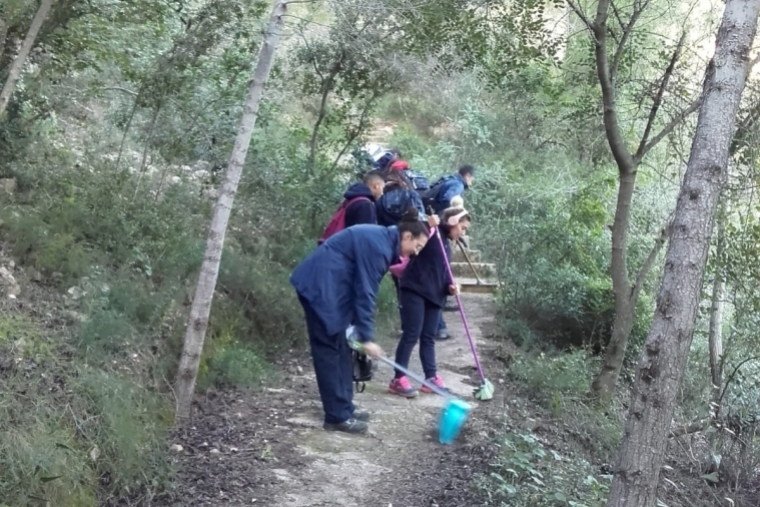 Empiezan los trabajos de renovación de la pintura viaria en Tavernes