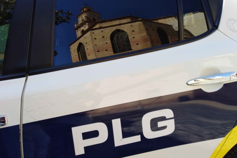 Mea en plena Comisaría tras ser detenido por agresión, daños y con marihuana