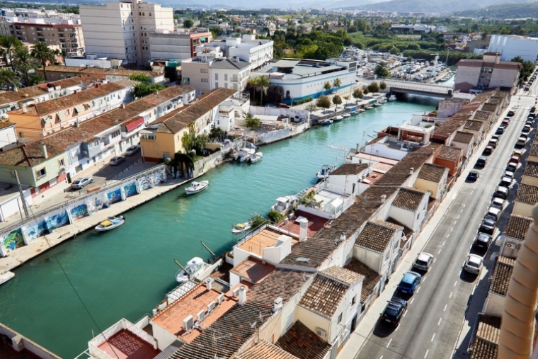 Un indigente cae al mar y es rescatado por vecinos del Grau de Gandia