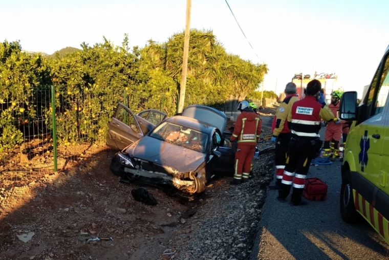 Herido de consideración tras salirse de la carretera N-332 en Tavernes