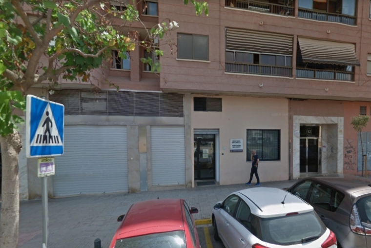La agrede tras salir de fiesta y se encierra en el baño para pedir ayuda