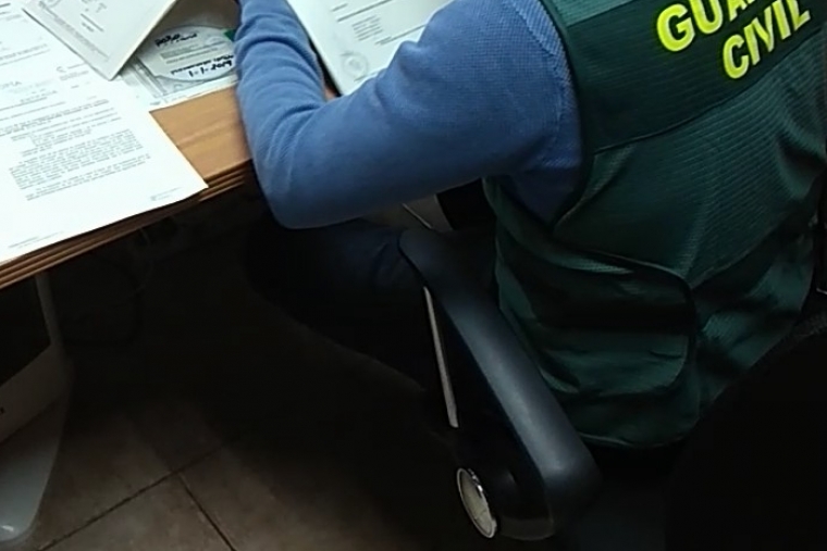 La Guardia Civil de Oliva detiene a un estafador por internet en la Safor