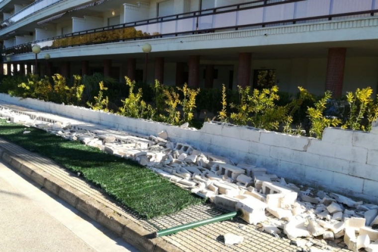 El viento derriba un muro de unos apartamentos y un árbol en Gandia