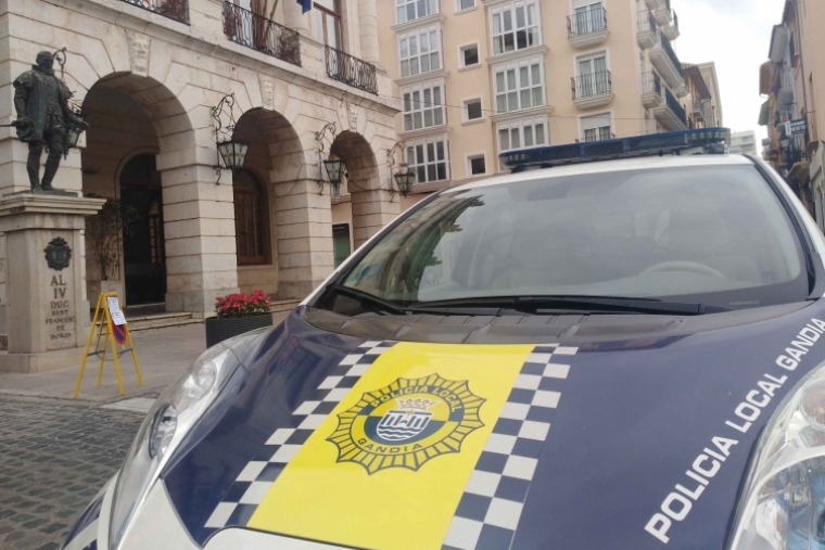 Huye de la Policía y tira la mochila con droga y su documentación dentro