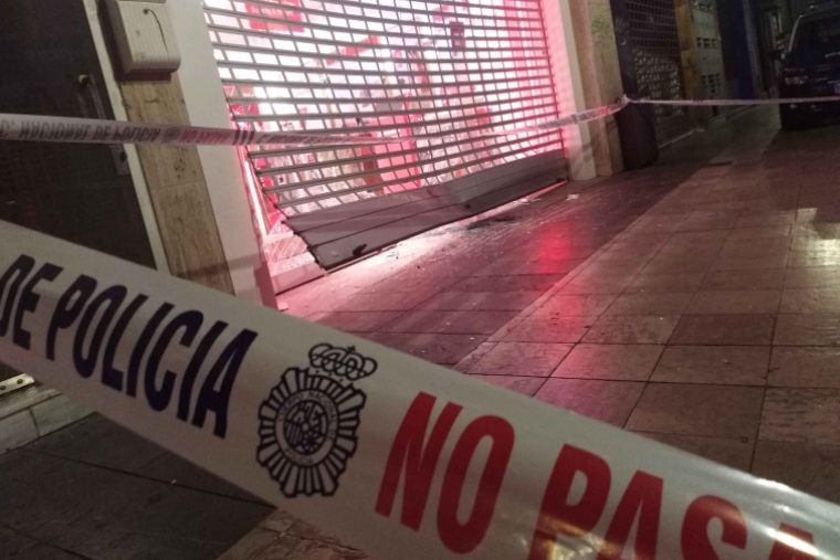 Revientan una tienda de telefonía móvil en pleno centro de Gandia