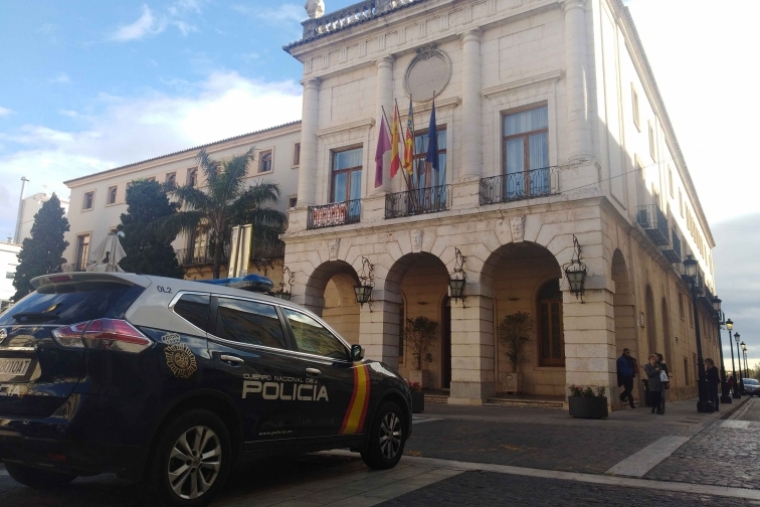 Tres menores y una joven sorprendidos desvalijando un piso en Gandia