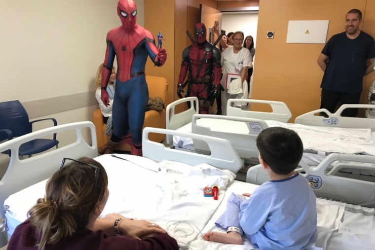 Strong People y los superhéroes visitan a los niños del Clínico de València