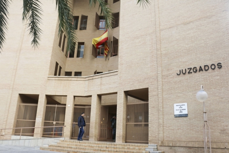 Orden de alejamiento de una madre frente a sus 3 hijas menores en Gandia
