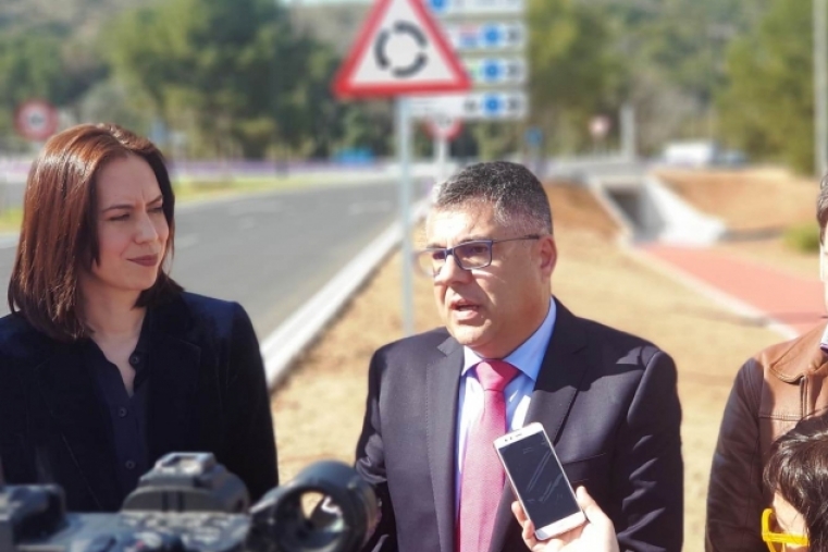 El delegado del Gobierno visita la nueva rotonda del polígono de Alcodar