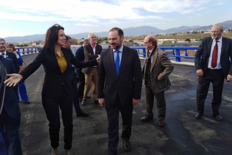  Ábalos visita la fase final de las obras del acceso sur al Puerto de Gandia