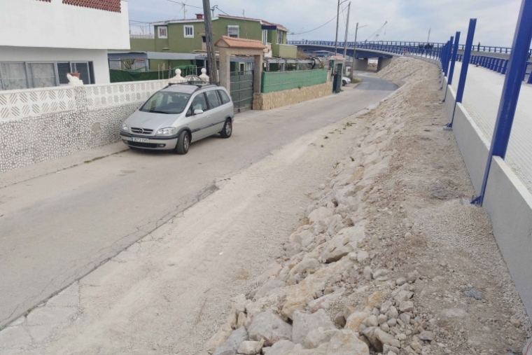 Se queja por cómo han dejado la calle las obras de la N-337 al Puerto