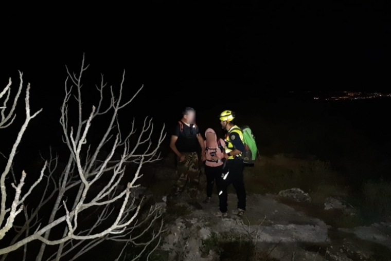 Los Bomberos en Altura rescatan a dos senderistas en Les Creus de Tavernes