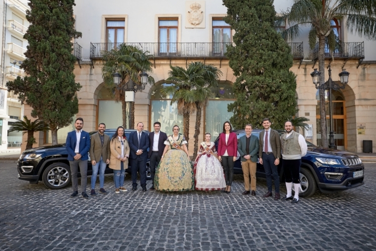 Moll Autos cede a las Falleras Mayores de Gandia los vehículos oficiales