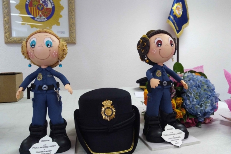 La Comisaría de Policía abre sus puertas a las Falleras Mayores de Gandia