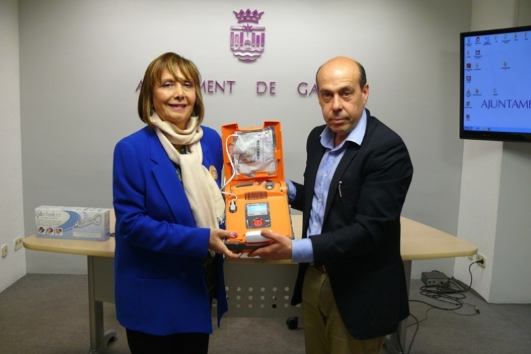 Gandia cuenta con siete nuevos desfibriladores en los centros sociales