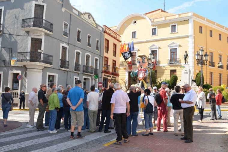 Ochenta turistas internacionales visitan las siete Fallas de Oliva