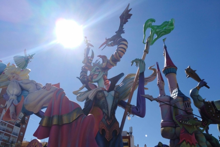 Las Fallas toman las calles de Gandia en una jornada espléndida