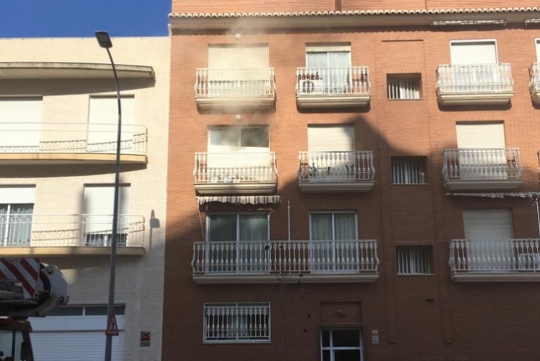 Un Policía Nacional en prácticas y franco de servicio actúa en un incendio