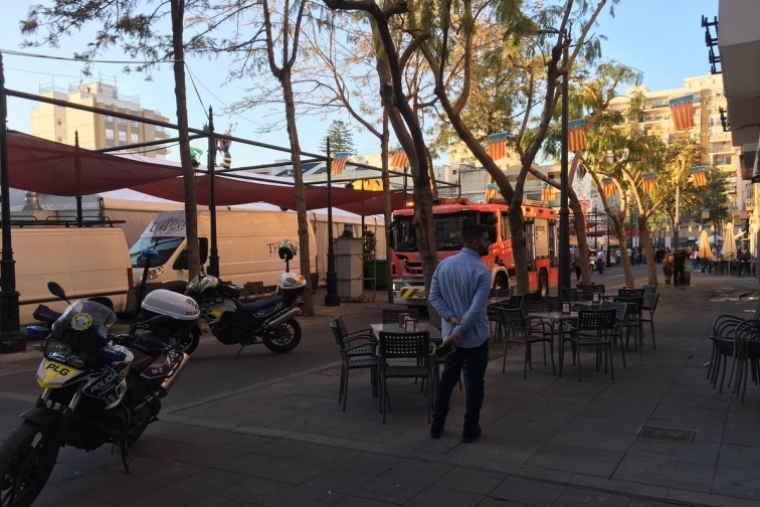 Una persona atendida tras arder el toldo de un bar en Gandia