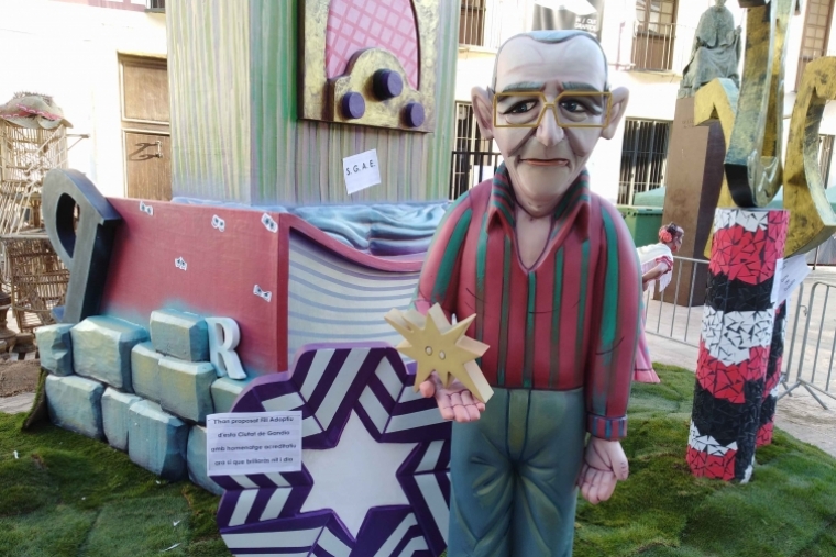 La figura de José Pedro García en la falla Escola Pia no arderá