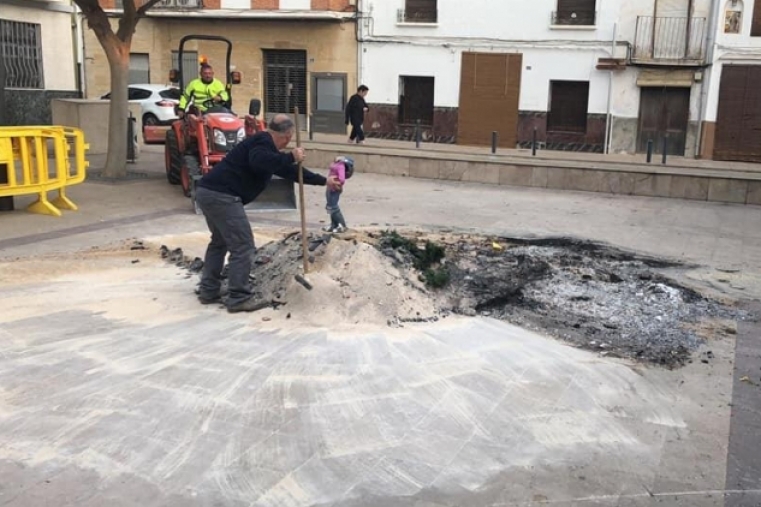 Unos vándalos queman la falla municipal de la Alqueria de la Comtessa