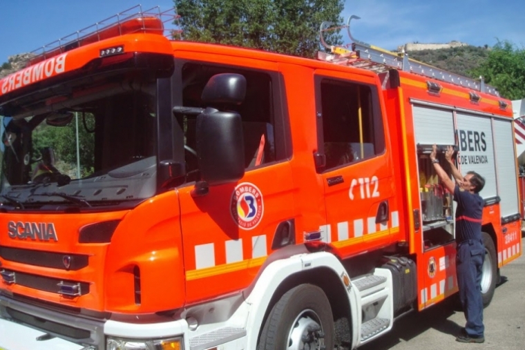Los Bomberos de Gandia sofocan un incendio en un chalé de Marxuquera