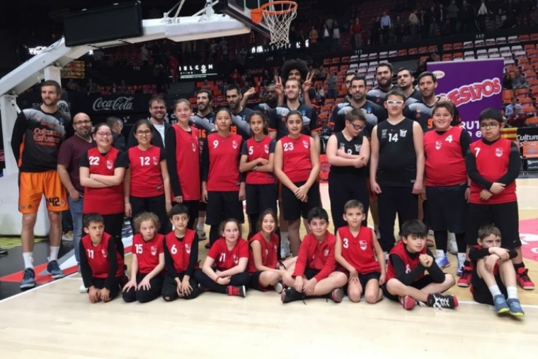 La cantera del Bàsquet Bellreguard disfruta con sus ídolos del Valencia