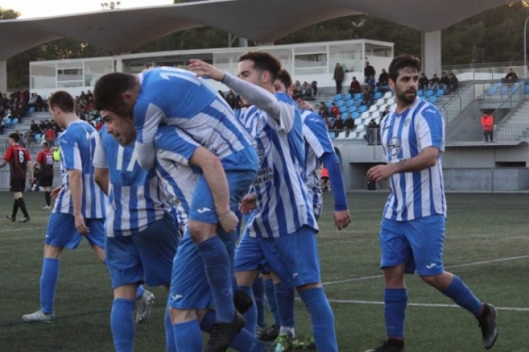 Victoria sufrida del CF Gandia (0-2) para mantener el liderato