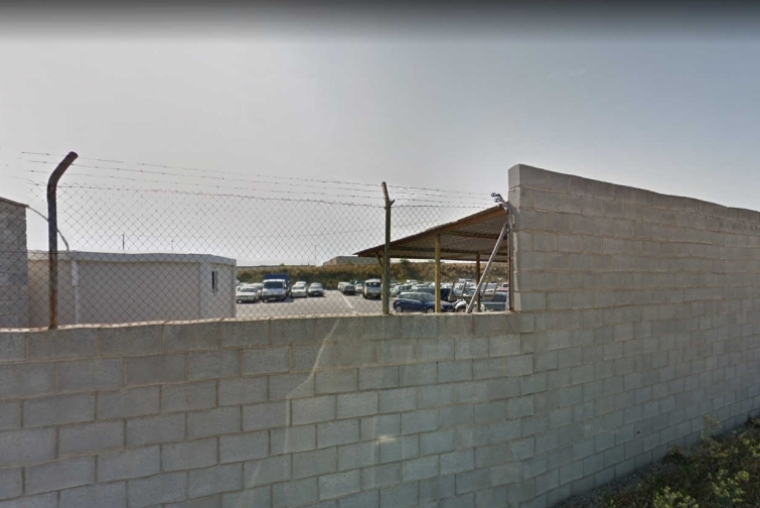 Salta la valla del depósito para llevarse su coche tras conducir borracho