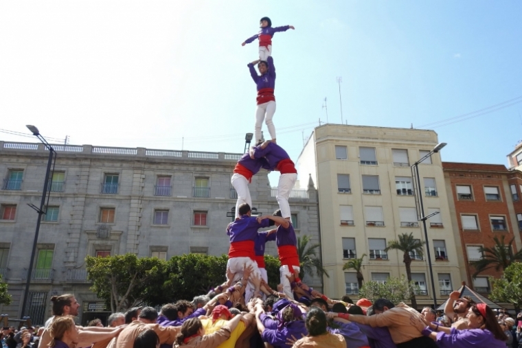 Muixeranga de la Safor alza 3 torres de 5 alturas en la Trobada de Castelló
