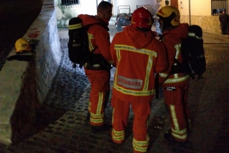 Un incendio esta madrugada en Oliva moviliza a Bomberos y Policía Local