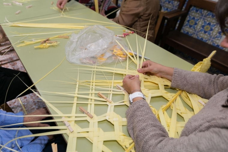 El taller de palmas para el Domingo de Ramos todo un éxito en Gandia