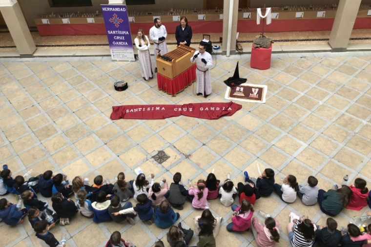 Exaltación infantil de instrumentos de percusión en el colegio Escolapias