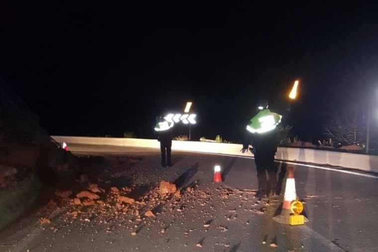 Diputación retira desprendimientos en la Carretera de Barx tras las lluvias