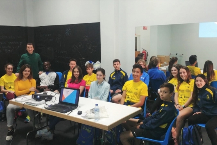 Jóvenes atletas del CA Safor reciben charlas sobre psicología deportiva