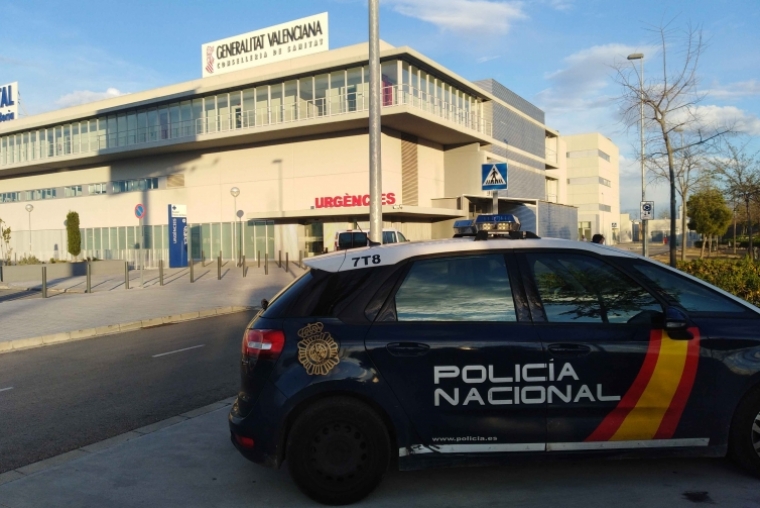 La arrastraba por la carretera de Albaida y fue sorprendido por un Policía