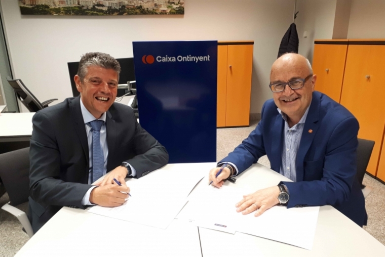 Caixa Ontinyent aporta un vehículo a Cáritas Gandia para prestar servicios