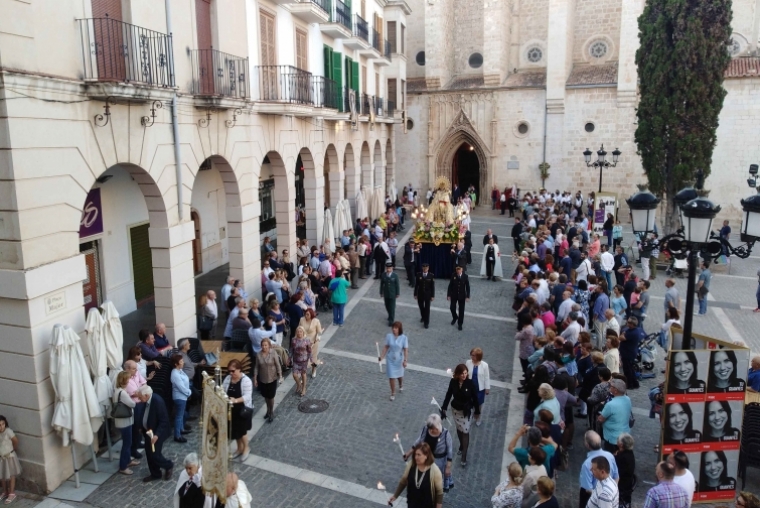 Devoción y sentimiento en la solemne procesión de la Geperudeta en Gandia