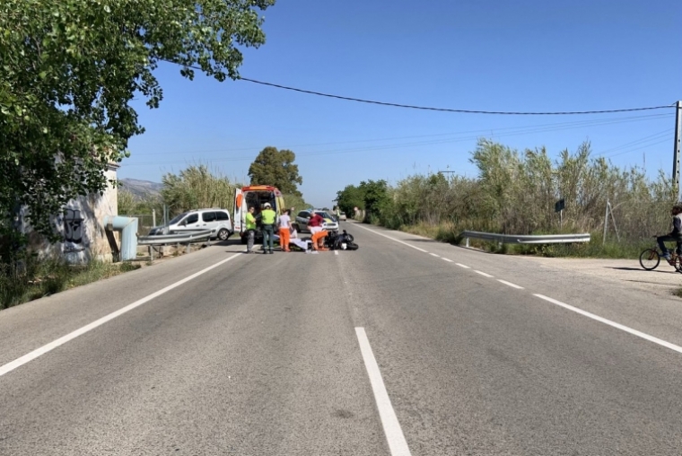 Un motorista herido grave tras chocar contra un camión en la Nazaret-Oliva