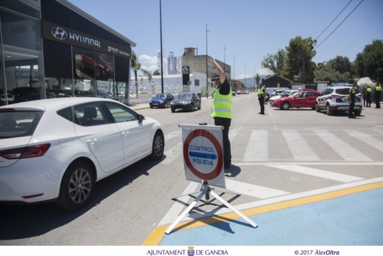 La Policía Local de Gandia vigilará la utilización del móvil en el coche