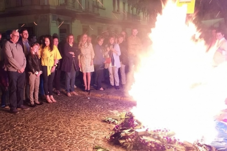 La purificación de las Cruces de Mayo en Gandia logra reunir a 600 personas