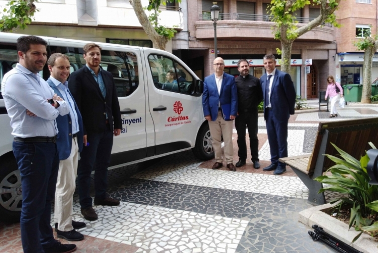 Caixa Ontinyent y Rock FM en la entrega de una furgoneta a Cáritas Gandia