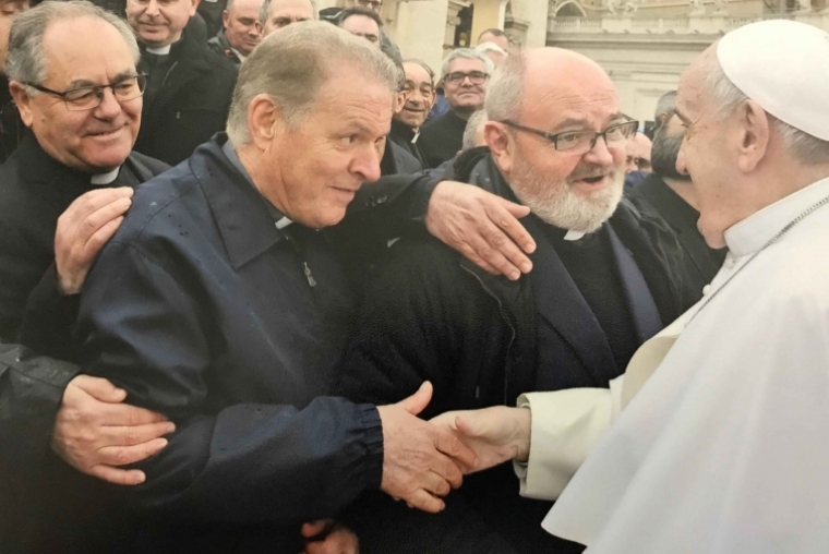 El Papa Francisco y el Abad de Gandia, Ángel Saneugenio, se saludan en Roma