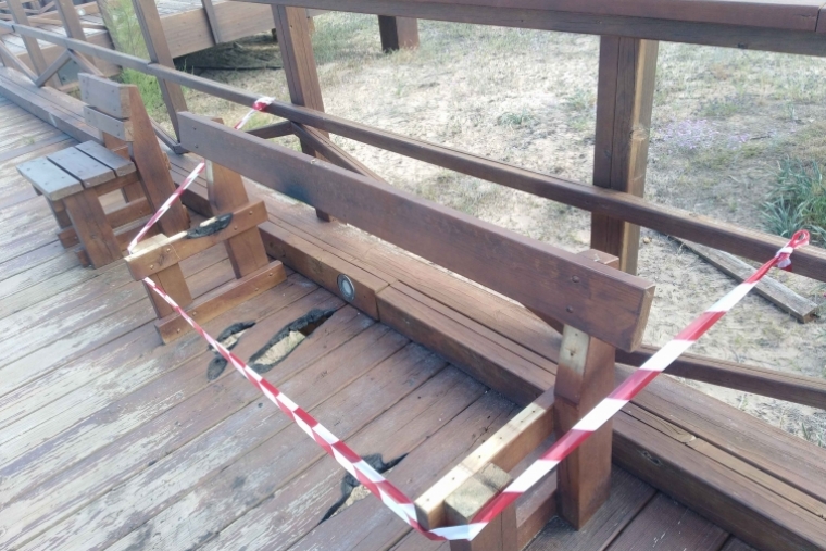 Queman un tramo de la pasarela de madera de la playa Nord de Gandia