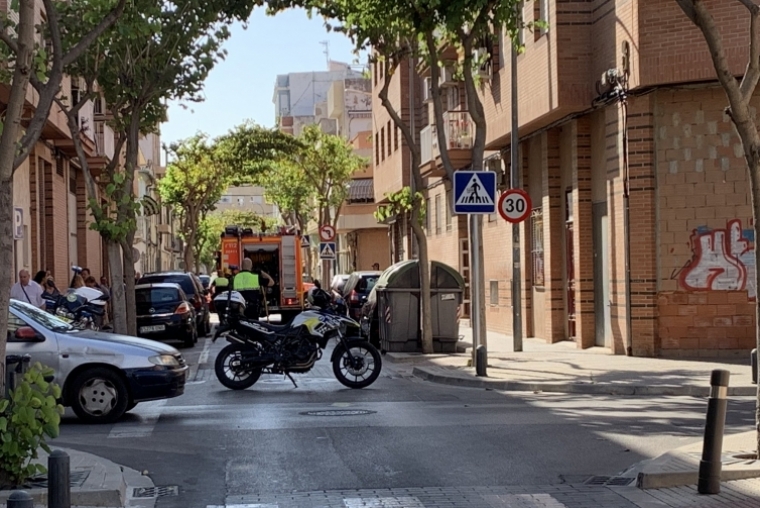 Una persona herida leve por inhalación en un incendio en Gandia
