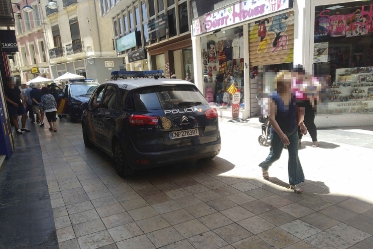 Dos mujeres roban 300 euros de una tienda en plena calle Major de Gandia 