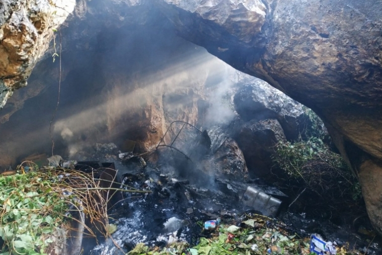 Bomberos sofocan un incendio por negligencia en zona montañosa de Gandia