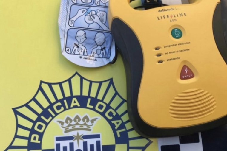 Dos policías locales de Gandia salvan a un hombre en parada respiratoria
